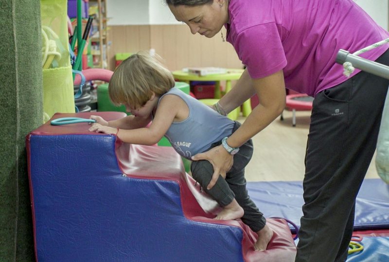 ¿CÓMO PUEDO DETECTAR SI MI HIJO TIENE DIFICULTADES? <br> Guía de integración sensorial para padres